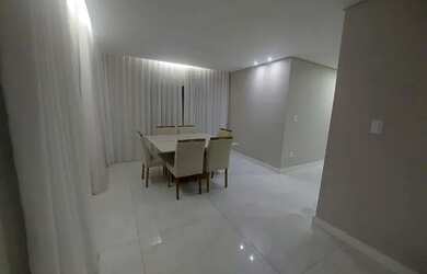 Imagem: A casa possui 3 Dormitórios, 2 Banheiros, 5 Vagas na garagem