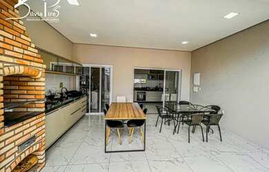 Imagem: A casa em condomínio possui 3 Dormitórios, 4 Banheiros, 4