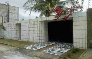 Imagem: A casa possui 3 Dormitórios, 1 Banheiro, 1 Vaga na garagem