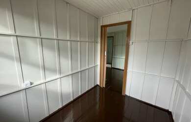 Imagem: A casa possui 2 Dormitórios, 1 Banheiro, 2 Vagas na garagem