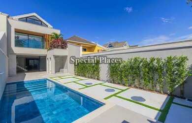 Imagem: A casa em condomínio possui 4 Dormitórios, 5 Banheiros, 2