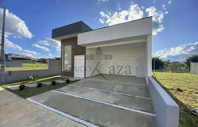 Imagem: A casa em condomínio possui 3 Dormitórios, 2 Banheiros, 4