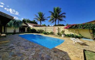 Imagem: A casa possui 1 Dormitório, 4 Banheiros, 4 Vagas na garagem