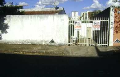 Imagem: A casa possui 3 Dormitórios, 1 Banheiro, 1 Vaga na garagem