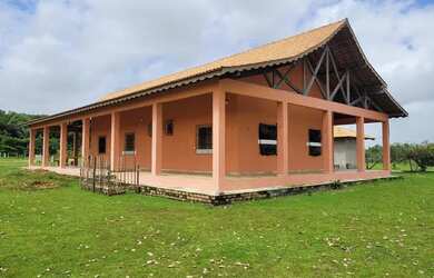 Imagem: A casa possui 4 Dormitórios, 5 Banheiros, 5 Vagas na garagem