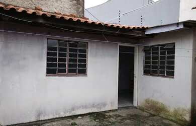 Imagem: A casa possui 2 Dormitórios, 1 Banheiro, 1 Vaga na garagem