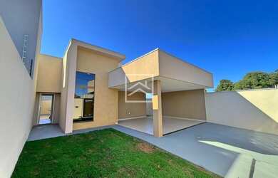 Imagem: A casa possui 3 Dormitórios, 2 Banheiros, 2 Vagas na garagem