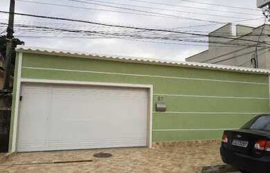 Imagem: A casa possui 3 Dormitórios, 2 Banheiros, 5 Vagas na garagem