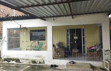 Imagem: A casa possui 3 Dormitórios, 1 Banheiro, 2 Vagas na garagem