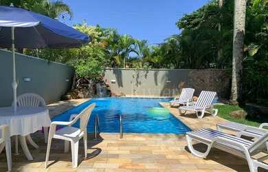 Imagem: A casa possui 4 Dormitórios, 5 Banheiros, 4 Vagas na garagem