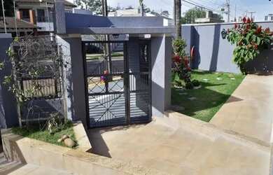 Imagem: A casa possui 4 Dormitórios, 5 Banheiros, 4 Vagas na garagem