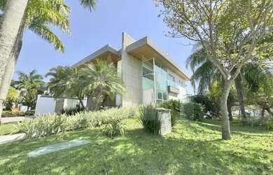 Imagem: A casa em condomínio possui 5 Dormitórios, 5 Banheiros, 4