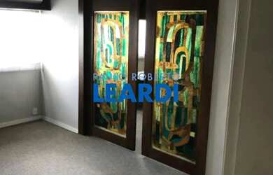 Imagem: O depósito possui 5 Vagas na garagem, 237m² de Área e está