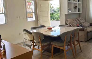 Imagem: A casa possui 3 Dormitórios, 3 Banheiros, 2 Vagas na garagem