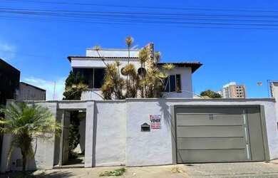 Imagem: A casa possui 4 Dormitórios, 5 Banheiros, 4 Vagas na garagem