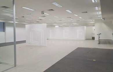 Imagem: O depósito possui 2 Vagas na garagem e 538m² de Área e está