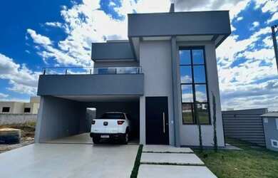 Imagem: A casa possui 3 Dormitórios, 2 Banheiros, 4 Vagas na garagem