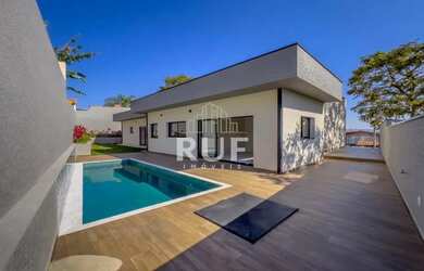 Imagem: A casa possui 3 Dormitórios, 4 Banheiros, 4 Vagas na garagem