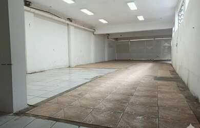 Imagem: O depósito possui 4 Vagas na garagem, 300m² de Área e está