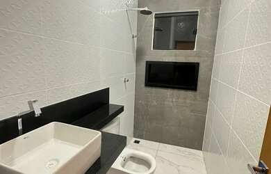 Imagem: A casa possui 3 Dormitórios, 2 Banheiros, 2 Vagas na garagem