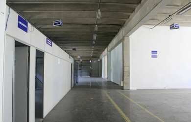 Imagem: O depósito possui 5 Vagas na garagem, 2.194m² de Área e