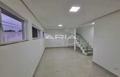 Imagem: A casa possui 3 Dormitórios, 2 Banheiros, 2 Vagas na garagem