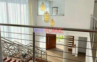 Imagem: A casa em condomínio possui 4 Dormitórios, 4 Banheiros, 473m²