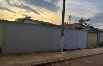 Imagem: A casa possui 2 Dormitórios, 1 Banheiro, 1 Vaga na garagem