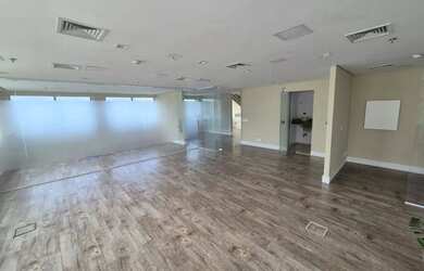 Imagem: O depósito possui 4 Vagas na garagem e 205m² de Área e está