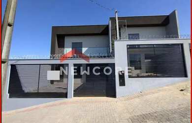 Imagem: A casa possui 3 Dormitórios, 4 Banheiros, 2 Vagas na garagem