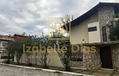 Imagem: A casa possui 4 Dormitórios, 1 Banheiro, 2 Vagas na garagem