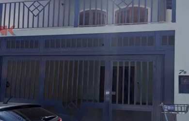 Imagem: A casa possui 3 Dormitórios, 3 Banheiros, 2 Vagas na garagem