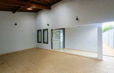 Imagem: A casa possui 2 Dormitórios, 2 Banheiros, 2 Vagas na garagem