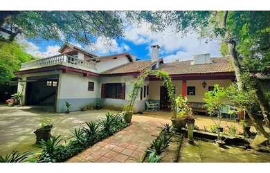 Imagem: A casa possui 3 Dormitórios, 3 Banheiros, 4 Vagas na garagem