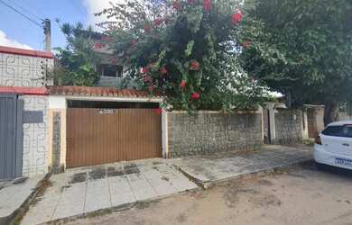 Imagem: A casa possui 3 Dormitórios, 2 Banheiros, 3 Vagas na garagem