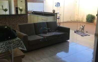 Imagem: A casa para alugar possui 2 Dormitórios, 2 Banheiros, 2 Vagas