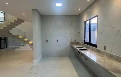 Imagem: A casa em condomínio possui 5 Dormitórios, 5 Banheiros, 5