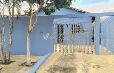 Imagem: A casa possui 3 Dormitórios, 2 Banheiros, 2 Vagas na garagem