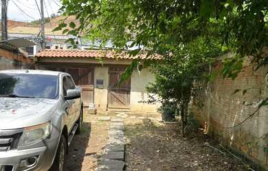 Imagem: A casa possui 2 Dormitórios, 1 Banheiro e 1 Vaga na garagem