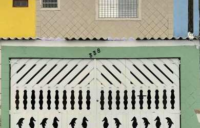 Imagem: A casa possui 2 Dormitórios, 2 Banheiros, 2 Vagas na garagem