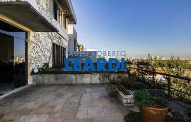 Imagem: A casa possui 4 Dormitórios, 5 Banheiros, 5 Vagas na garagem