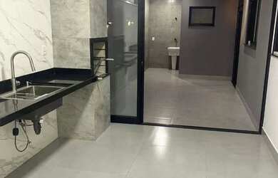 Imagem: A casa possui 3 Dormitórios, 1 Banheiro, 2 Vagas na garagem