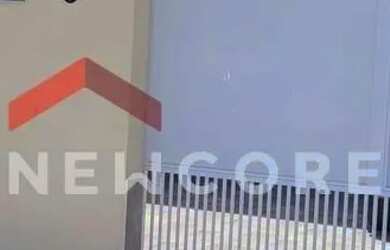 Imagem: A casa possui 2 Dormitórios, 2 Banheiros, 2 Vagas na garagem