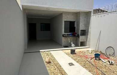 Imagem: A casa possui 3 Dormitórios, 2 Banheiros, 2 Vagas na garagem