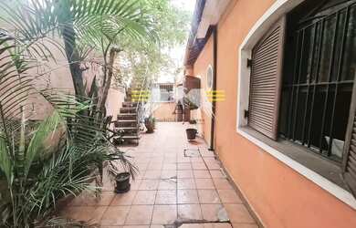 Imagem: A casa possui 3 Dormitórios, 3 Banheiros, 2 Vagas na garagem