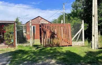 Imagem: A casa possui 2 Dormitórios, 1 Banheiro, 2 Vagas na garagem