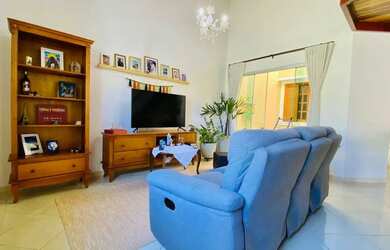 Imagem: A casa possui 3 Dormitórios, 3 Banheiros, 2 Vagas na garagem