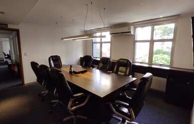 Imagem: O depósito possui 5 Vagas na garagem, 277m² de Área e está