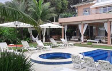 Imagem: A casa possui 5 Dormitórios, 5 Banheiros, 4 Vagas na garagem