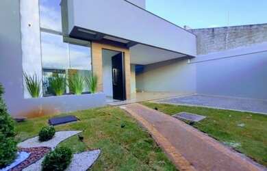 Imagem: A casa possui 3 Dormitórios, 3 Banheiros, 2 Vagas na garagem